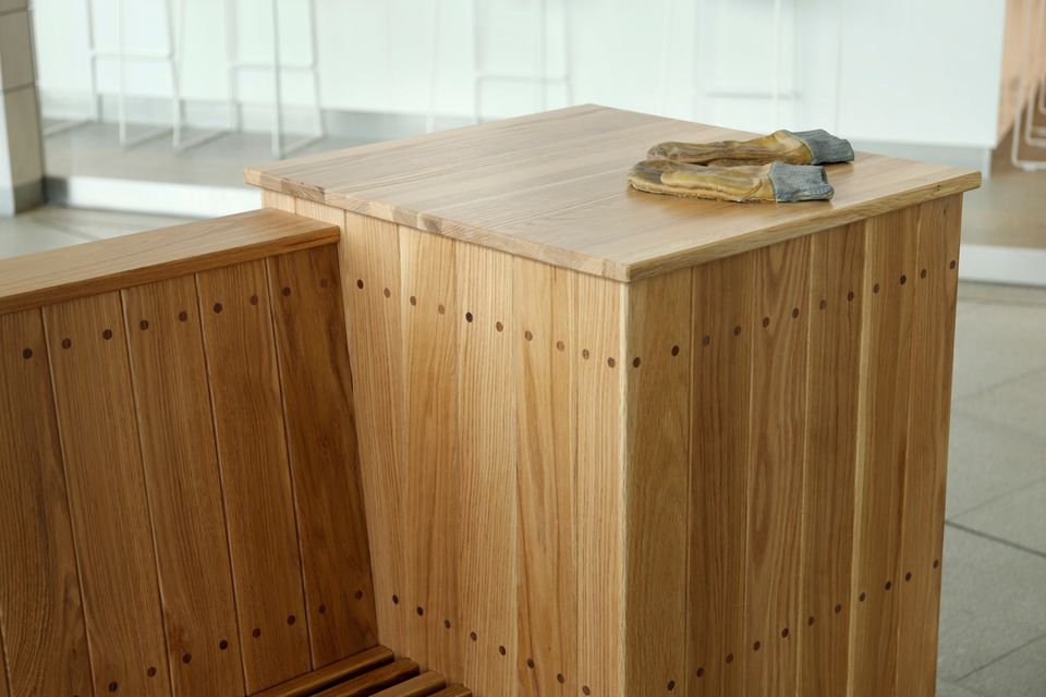 Gloves #26 (A working class hero is something to be), konstnär Hans Isaksson, fotograf Oskar Kardemark