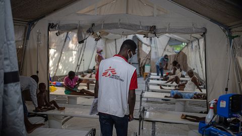 Hälsoinformatören Jose tittar till patienterna i kolerabehandlingcentret i stadsdelen Turgeau i Haitis huvudstad Port-au-Prince. Foto: Alexandre Marcou/Läkare Utan Gränser.