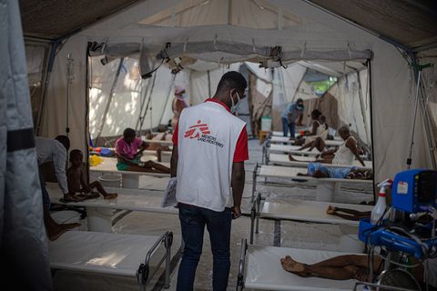 Hälsoinformatören Jose tittar till patienterna i kolerabehandlingcentret i stadsdelen Turgeau i Haitis huvudstad Port-au-Prince. Foto: Alexandre Marcou/Läkare Utan Gränser.