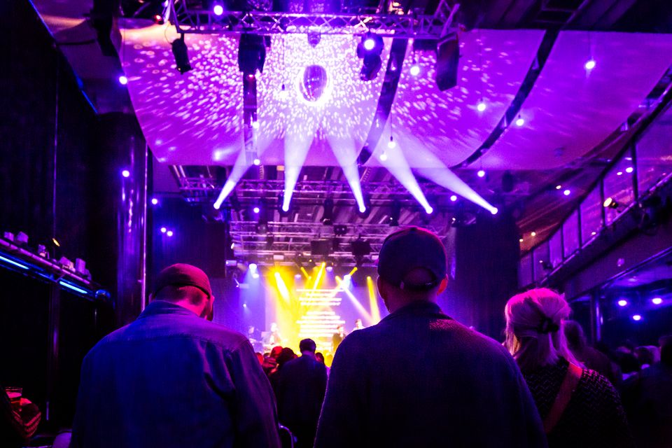 Besökare till Kulturhuset Stadsteatern vid Sergels torg i Stockholm.