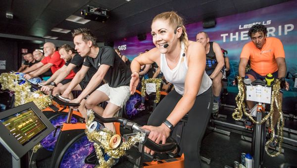 Nu på lördag kliver tiotusentals motionärer runt om i Sverige upp på spinningcyklar för att trampa i kampen mot barncancer. Foto: Magnus Glans