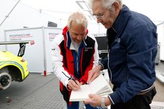 Tidigare F1-världsmästaren Jacques Villeneuve fick skriva många autografer när han körde Porsche Sveriges gästbil. Foto: Micke Fransson