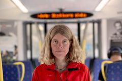 Alla asylsökande i Stockholm borde få åka avgiftsfritt i kollektivtrafiken, tycker Anna Sehlin (V).