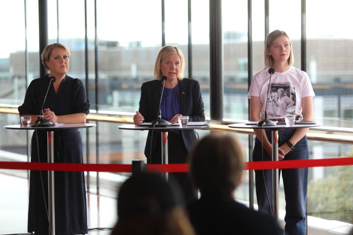 Socialminister Lena Hallengren, statsminister Magdalena Andersson och Lisa Nåbo, ordförande SSU.