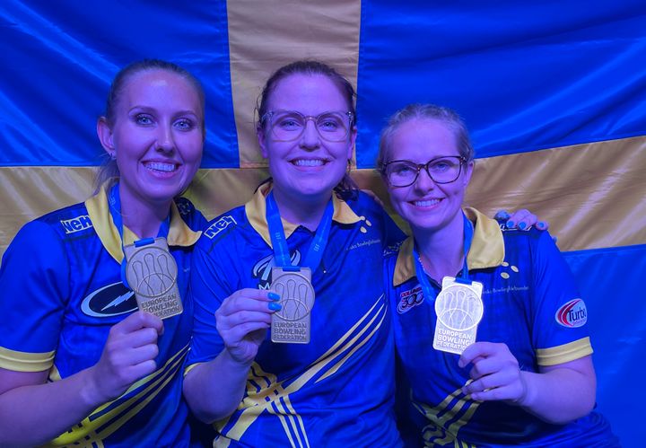 Guldmedaljörerna Jenny Wegner, Anna Andersson och Cajsa Wegner.
