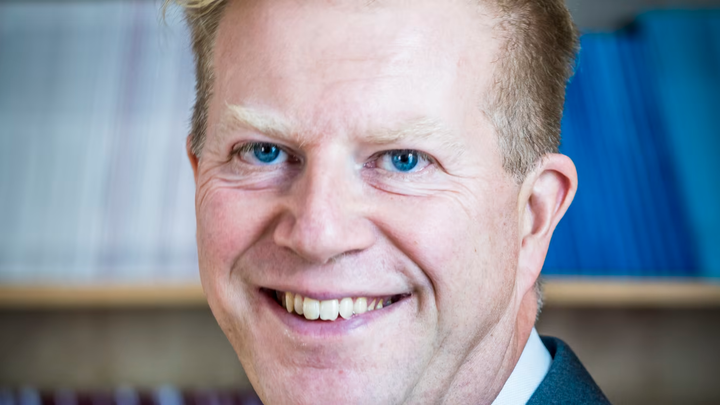 Nationalekonomen Mårten Blix forskar om bland annat hur digitaliseringen påverkar ekonomin, välfärdstjänster och arbetsmarknaden.