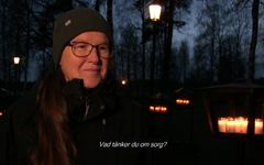 Biskop Åsa Nyström i samtal om sorg på Örnäskyrkogården i Luleå.