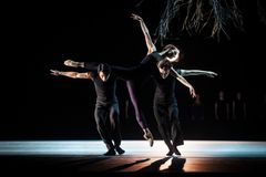 Jiri Kyliáns "Wings of Wax", en del av dansprogrammet Kylián/Ek/Naharin med Kungliga Baletten. På bilden: AdiLiJiang Abudureheman, Desislava Stoeva och Julien Keulen. Foto: Carl Thorborg
