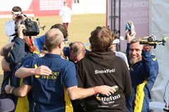 Svenska teamet gläds åt lyckad träning.