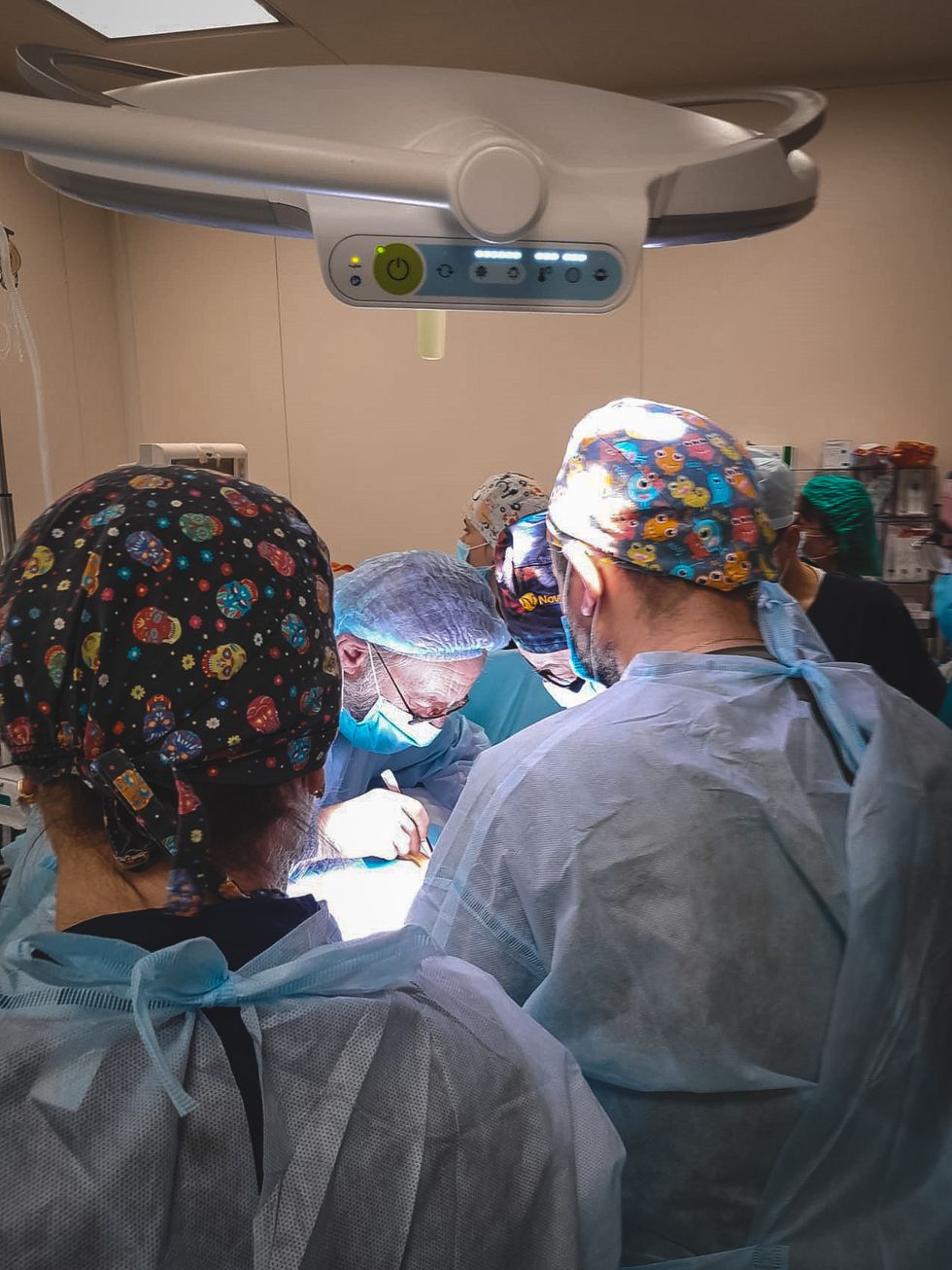 Martial Ledecq, Läkare Utan Gränsers kärlkirurg, i operationssalen på Okhmatdytsjukhuset i Kiev. Foto: Läkare Utan Gränser