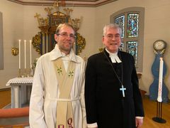 Kyrkoherde Fredric Svensäter och biskop Åke Bonnier. Foto: Josefin Roos