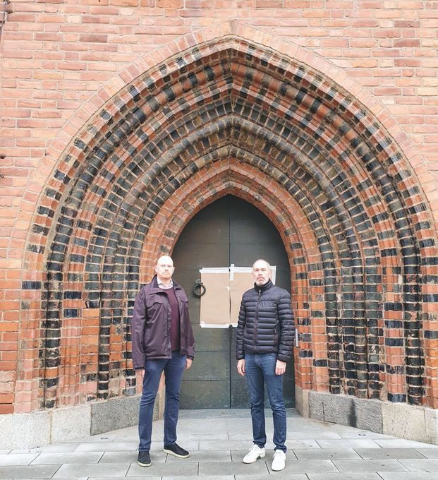 Johan Sköld och Daniel Eklund framför Västerås domkyrka.