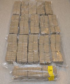 Tullkriminalen hittade nästan 93 kilo cannabisharts dolt i tegelleveransen från Spanien. Foto: Tullverket