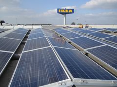 Solpaneler på ett av varuhusen.
