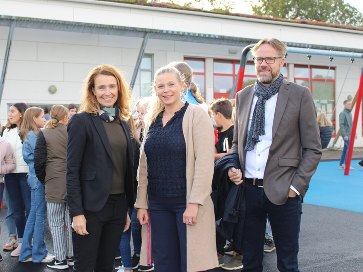 Anneli Wisén, utbildningsdirektör och Torbjörn Jansson, biträdande utbildningsdirektör Vittra, invigde de nya lokalerna för Vittra Forsgläntan tillsammans med skolans rektor Sandy Björnwall.