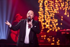 För första gången inför publik sjunger Anders Bagge “The sound of Christmas” på Svenska hjältar-galan. Foto Rasmus Walldén/Aftonbladet