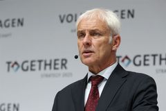 Matthias Müller − Även om det gångna verksamhetsåret innebar stora utmaningar för oss, så har koncernens operativa verksamhet, trots krisen, levererat den bästa utvecklingen hittills, säger Volkswagen-koncernens VD, Matthias Müller.
