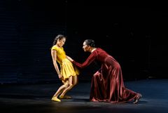 Julia och Romeo. Kungliga Baletten 2023. Jeannette Wren och Madeline Woo. Koreograf Mats Ek. Foto: Kungliga Operan/Sören Vilks