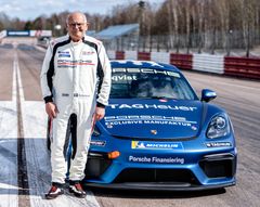 Motorsportikonen Stig Blomqvist är en av 23 (!) förare när nya succéklassen Porsche Sprint Challenge Scandinavia har premiär på Ring Knutstorp 7-8 maj. Foto: Armin Hadzic