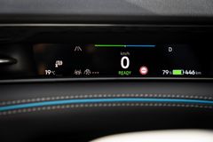 All nödvändig standardinformation och alla varningar visas bakom ratten i ID. cockpit.