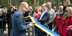 Claes Thunblad (S) från Järfälla och Daniel Helldén (MP) från Stockholms stad inviger den nya vägsträckan.