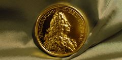 Den stora guldmedaljens utseende fastställdes 1751. Till framsidan användes en stämpel med bild av Fredrik I och omskriften Fridericus D. G. Rex Sveciae. På baksidan finns präglat en "grupp av städ, hammare, tång, pust och dylikt, som till smide hörer, varibland en merkuriistav och ett cornu copiæ (ymnighetshorn) för handelns skull", samt en devis från Vergilius: Hortor amare focos (Jag manar att älska härdarna).  Foto: Jernkontoret.