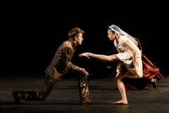 Julia och Romeo. Kungliga Baletten 2023. Calum Lowden och Madeline Woo. Koreograf Mats Ek. Foto: Kungliga Operan/Sören Vilks
