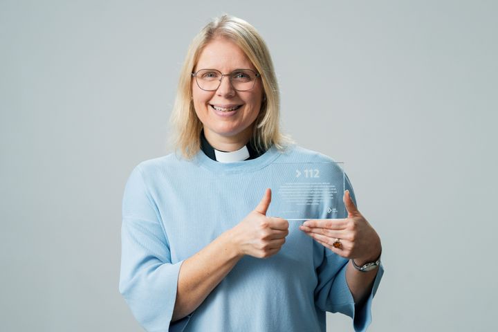 Nina Sagovinter, nationell samordnare för Jourhavande präst, Svenska kyrkan, med prisplaketten. Foto: Evelina Carborn.