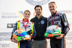 Prins Carl Philip med 2021 års vinnare i Prins Carl Philips Racing Pokal, Mathilda Olsson och Max Lindén. Foto: Micke Fransson