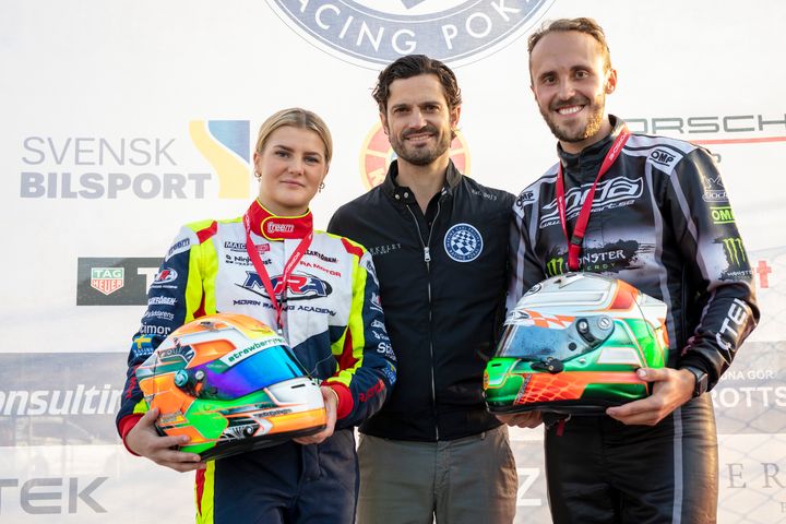 Prins Carl Philip med 2021 års vinnare i Prins Carl Philips Racing Pokal, Mathilda Olsson och Max Lindén. Foto: Micke Fransson