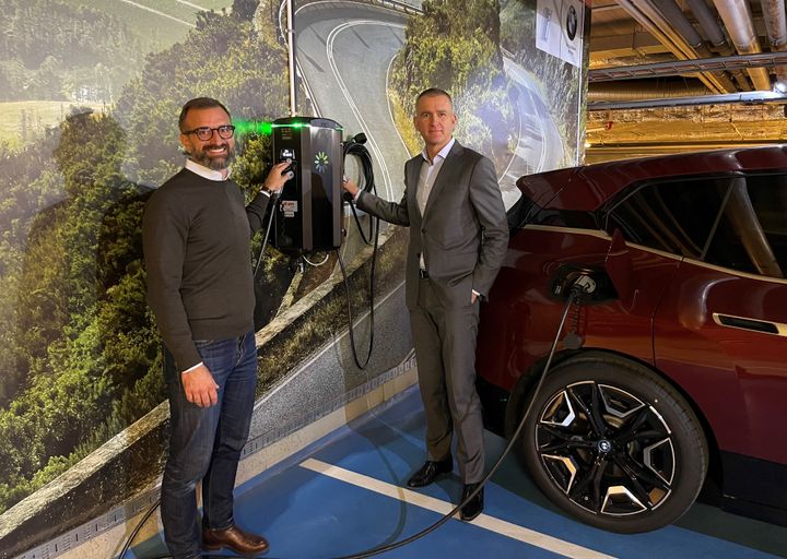 Pär Möller, chef E.ON E-mobility Norden, och Cristian Ach, President & CEO för BMW norra Europa, inviger 120 nya laddpunkter vid BMW:s huvudkontor i Sollentuna.