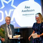 Åke Axelsson tar emot Hedersnovan 2022. /Foto: Juliana Fälldin