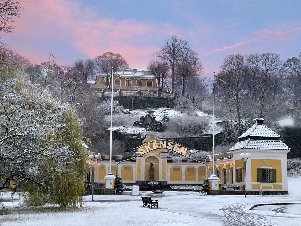 Hazeliusporten i vintersnö/The Hazelius entrance in winter