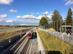 På söndagen den 17 september rullade det första tåget på det andra spåret genom Gamla Uppsala, och dubbelspåret är därmed öppnat. Foto: Trafikverket