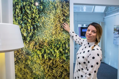 Jasmina Hadzijusufovic, projektchef, verksamhet H-huset, visar hur en av de växtbeklädda väggarna i H-huset kommer att se ut.