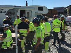 Byggnadsarbetare vid Byggnadsbussen. Foto: Hans Reuterskiöld, Byggnads