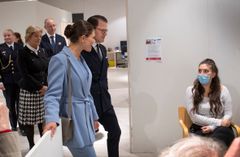 Israa El-Ainain ska få sin andra dos av vaccinet och krinprinsessparet får vara med och titta. Foto: Maria Bergman/Region Örebro län