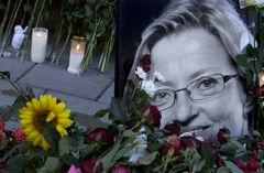 Många människor ville hedra utrikesminister Anna Lindh som knivmördades på varuhuset NK i Stockholm, september 2003. Foto: Maja Suslin/TT