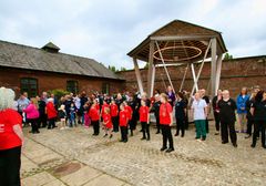 Bild från invigningsceremonin av paviljongen till minne av Michael Causer, fotograf: Tony Traynor, Swedish Wood.