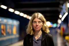 Anna Sehlin (V) vill att Region Stockholm genomför pilotprojektet med kortläsare vid bussarnas bakdörrar, som försenats gång på gång.