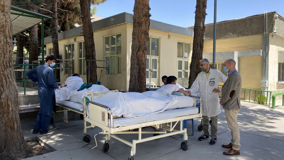 Patienter vid ICRC.s ortopediska rehabiliteringscenter i Kabul. 