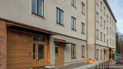 De första hyresgästerna flyttar i dagarna in i Säterhöjden i Rågsved. De återstår ännu lite markarbeten innan allt är klart.