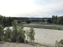 Området i Vilundaparkens norra del där fotbollshallen kommer att byggas. Bortom fotbollsplanen skymtar Väsby centrum.
