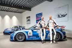 Skidkungarna Aksel Lund Svindal (#82) och Ingemar Stenmark (#56) kör Porsche Sprint Challenge Scandinavia i var sin Porsche 718 Cayman GT4 Clubsport.