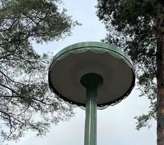 För att plocka upp vattentemat i Vattentornsparken är lampornas armatur utstansad som formade vattendroppar med hål som sprider ljus. Foto: Sigtuna kommun