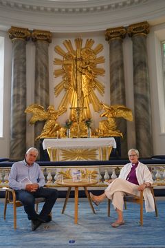 Biskop Susanne Rappmann i samtal med författaren Stefan Edman om boken Bråttom men inte kört. Foto: Mikael Ringlander