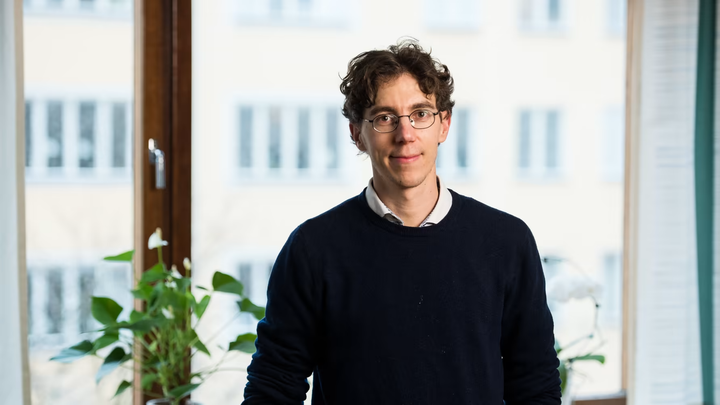 I mer än 90 procent av fallen håller myndigheters utvärderingar inte vetenskaplig kvalitet, visar bland andra Karl Wennberg, professor, i en ny studie.