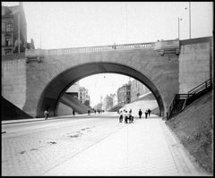 Kungsgatan västerut mot Malmskillnadsbron, 1911-1913. Fotograf: okänd. Källa: Stockholms stadsmuseum