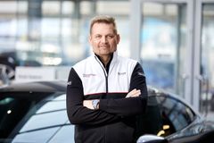 – Aksel Lund Svindal och Ingemar Stenmark i Porsche Sprint Challenge Scandinavia är en dröm som blir verklighet. Ingemar visade under 2021 med vilken noggrannhet och motivation han ger sig in i nya utmaningar. Nu ser vi fram emot att följa kampen på banan med både honom och Aksel under den kommande säsongen, säger Raine Wermelin, Direktör, Porsche Sverige.