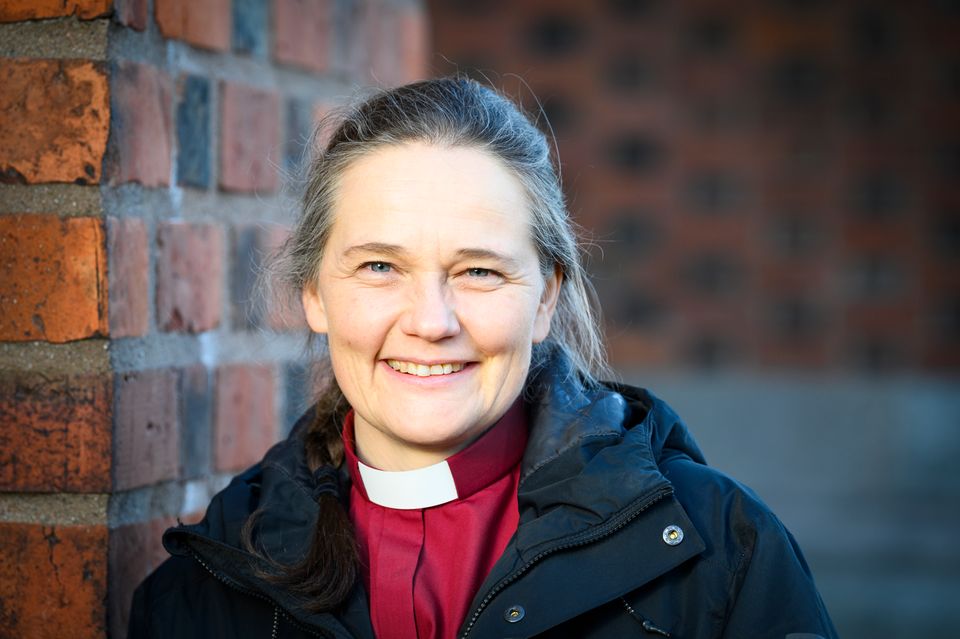 biskop Karin Johannesson utomhus